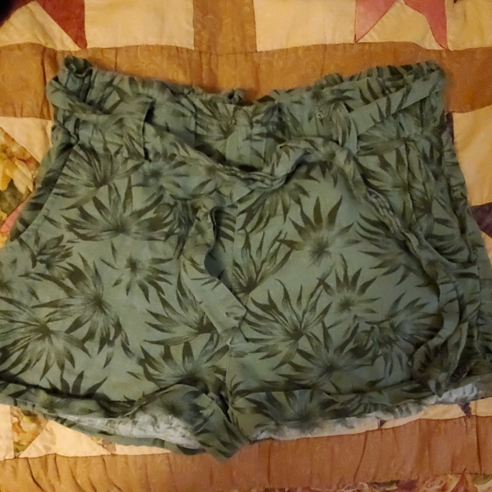 Forever 21 flowy soft shorts w/ green leaf print